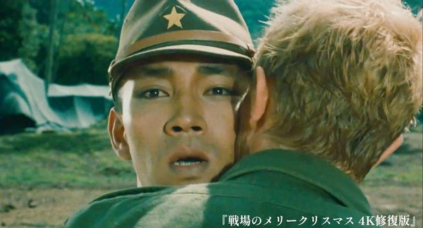 【写真を見る】坂本龍一演じる日本軍大尉とデヴィッド・ボウイ扮する英国陸軍の俘虜との濃厚なつながりが描かれる『戦メリ』