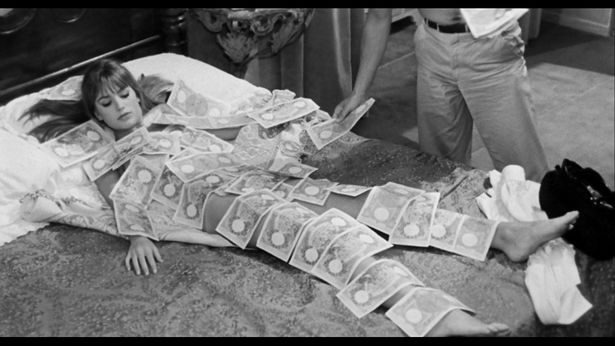 『禁じられた抱擁』ではカトリーヌ・スパークの裸が紙幣に包まれるシーンが話題に