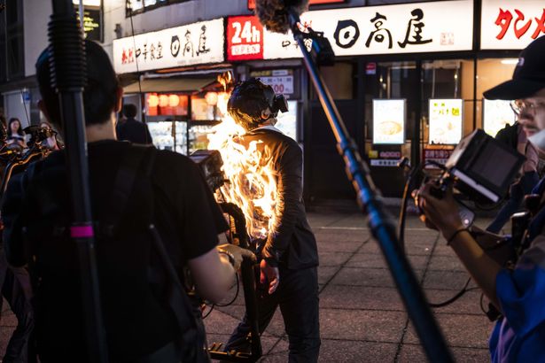 【写真を見る】リアルな人体発火を目撃！夜の新宿で衝撃の光景が…