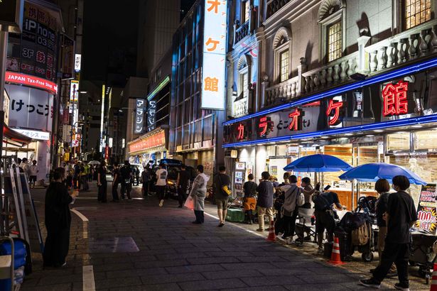  プレイスポットや飲み屋が密集する新宿の繁華街で撮影準備が着々と進む