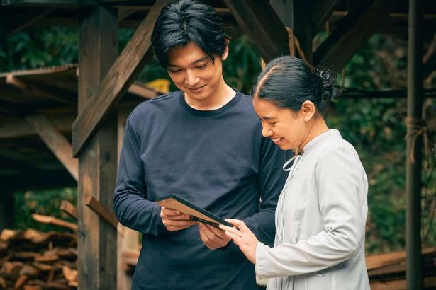 学は妻のナディアとともに海外での仕事を辞め、日本で陶芸職人になろうとする