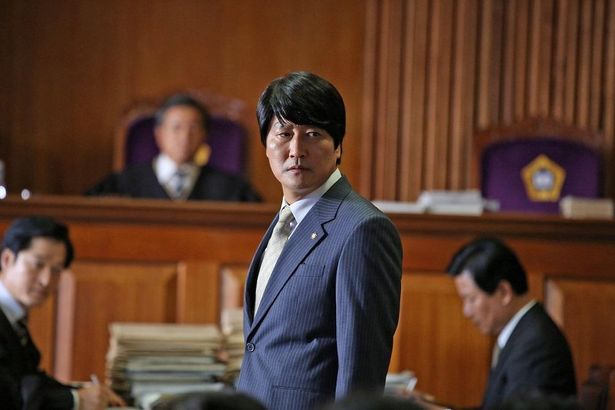 実際に起きた冤罪事件を題材に、第16代韓国大統領ノ・ムヒョンの弁護士時代の実話を映画化した『弁護人』