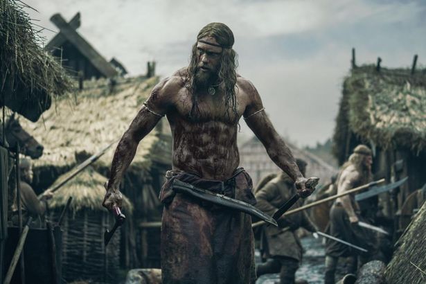 【写真を見る】見よ、この肉体美！ヴァイキングの戦士役のアレクサンダー・スカルスガルド、バキバキの腹筋を披露