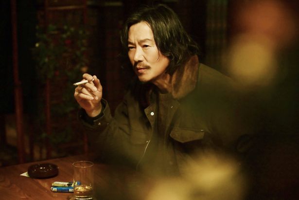 ”逃げ癖”のDNAを色濃く感じさせる父親、菅原浩二役の豊川悦司