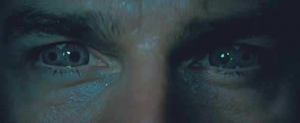 トム・クルーズ演じるニックの瞳が4つに！
