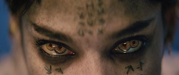 【写真を見る】邪悪なモンスターと化した古代エジプトの王女アマネットの瞳も4つ