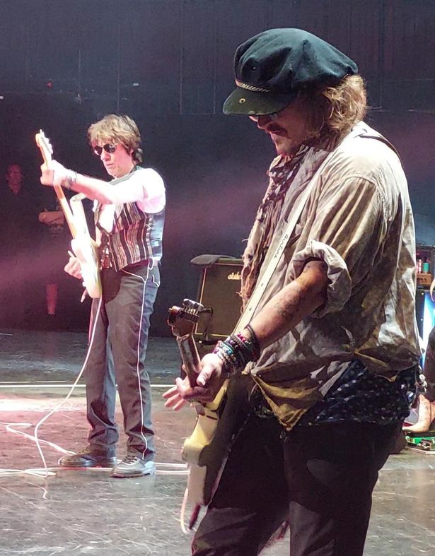 【写真を見る】ジェフ・ベックと共にステージに立つ(！)などギターの腕前も相当なジョニー・デップ