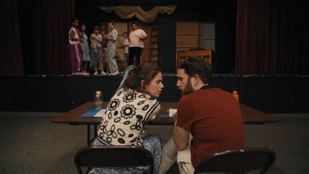 『ブックスマート 卒業前夜のパーティーデビュー』(19)のトリプルA役のモリー・ゴードンが主演と共同監督を務める『Theater Camp』は、劇場公開を予定している