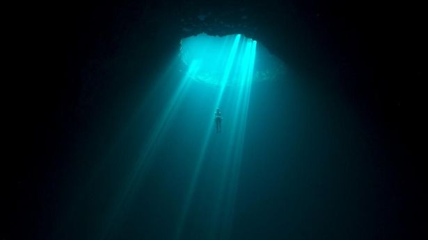 深海を潜るフリーダイビングの世界で世界新記録を目指すダイバーを追う『The Deepest Breath』はA24などの共同製作で、Netflixが2023年中に配信する