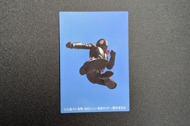 これぞ仮面ライダー！カード(21)「仮面ライダーのひみつ」では、ライダーキックをお見舞いするライダーの勇姿