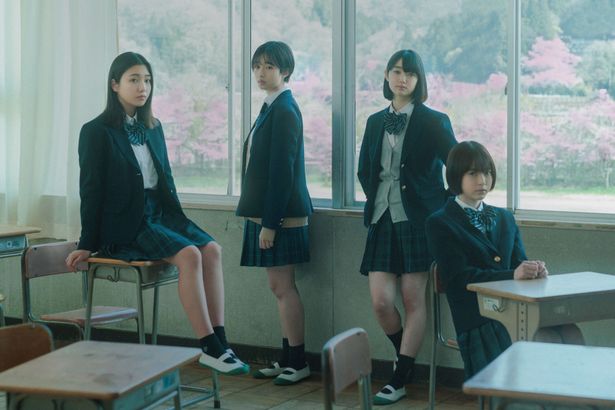 朝井リョウ原作の『少女は卒業しない』。高校卒業を控えた4人の少女の恋を描きだす