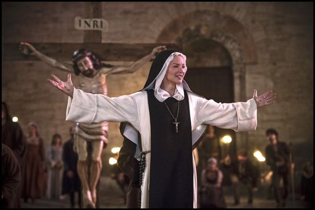 「私はキリストの花嫁」だと公言するベネデッタが、新たな修道院長に任命される(『ベネデッタ』)