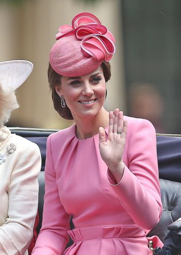 キャサリン妃、ミレニアル・ピンクの装いで「ダサい」イメージを脱皮！