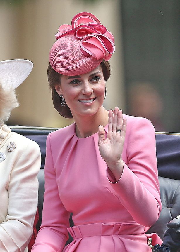 ミレニアル・ピンクの装いで式典に出席したキャサリン妃