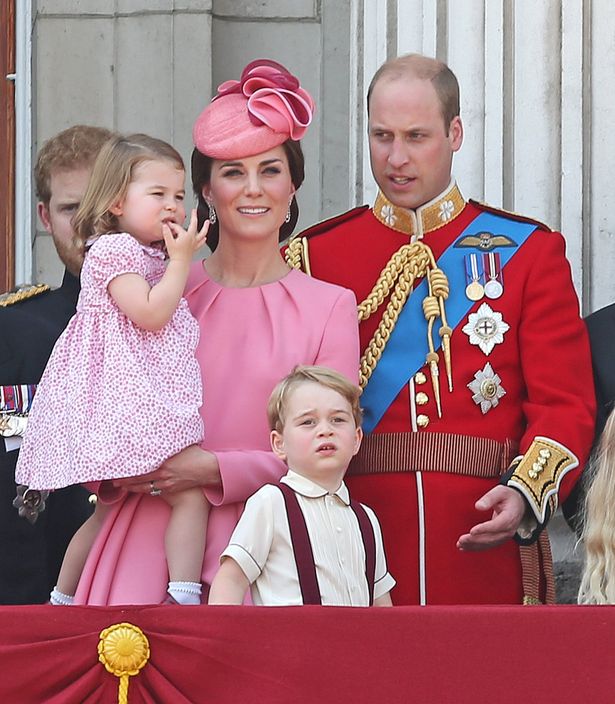 【写真を見る】式典ではキャサリン妃がシャーロット王女を抱っこ