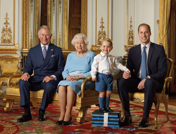 【写真を見る】エリザベス女王の90歳の誕生日にジョージ王子とともに微笑むウィリアム王子