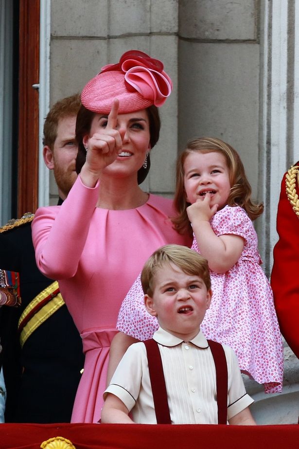 かわいらしい表情のシャーロット王女と、変顔にこだわるジョージ王子