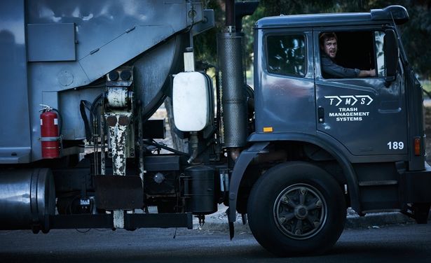 イヴェコの巨大なゴミ収集車も街中を激走する！(『ブラックライト』)