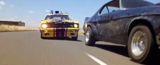 フォード・ファルコンの改造車である特殊警察のポリスカー、インターセプターがかっこいい！(『マッドマックス』)