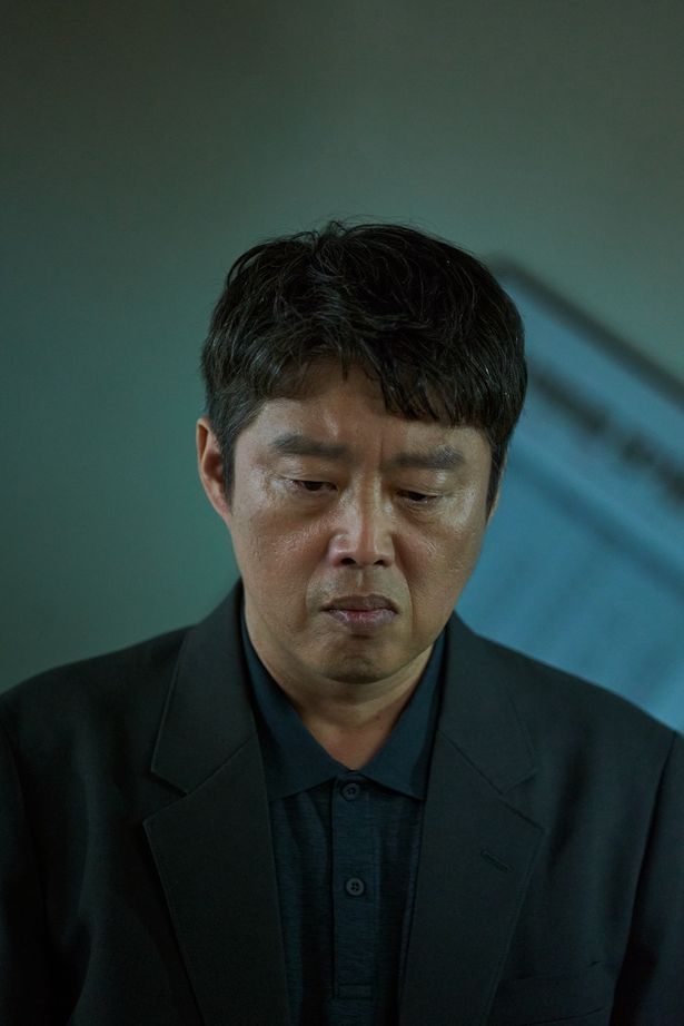 家族関係の悪化で息子が犯行に及んだのではと苦悩するジマン刑事(キム・ヒウォン)