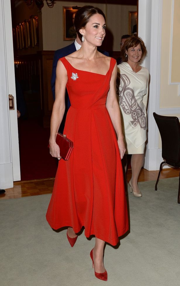 【写真を見る】2016年のカナダ訪問の晩餐会でPreenの赤いドレスを着たキャサリン妃