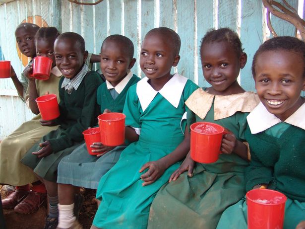 「レッドカップキャンペーン」とは、レッドカップマーク付きの商品を購入すると学校給食支援につながる活動