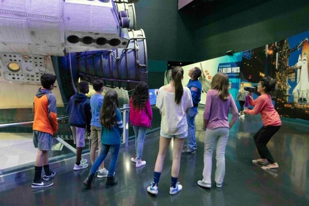 ジョン・ヘリントンがケネディ宇宙センターで子どもたちにガイドを行う様子