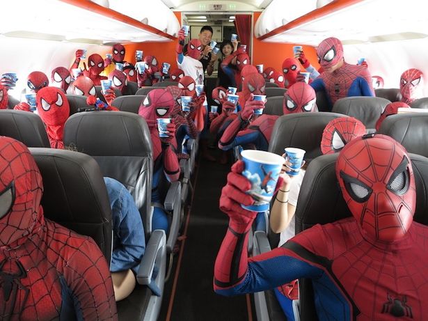 スパイダーマンのコスプレをした人たちが機内をジャック！