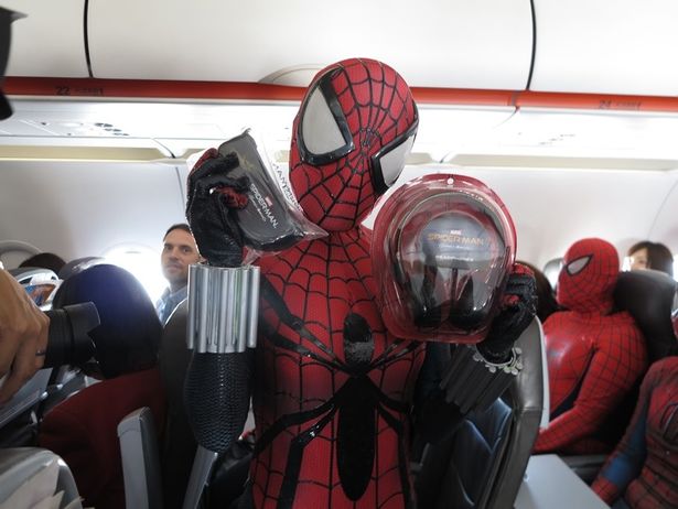 プレゼント大会の賞品。スパイダーマンのイヤホンとアイマスク。飛行機の旅行にピッタリ