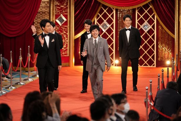 レッドカーペットを歩く主演男優賞の受賞者たち