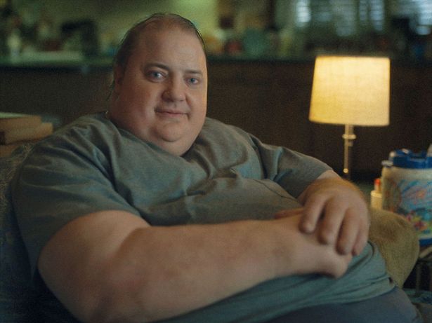 【写真を見る】ブレンダン・フレイザーが体重272キロの余命わずかな主人公を演じる