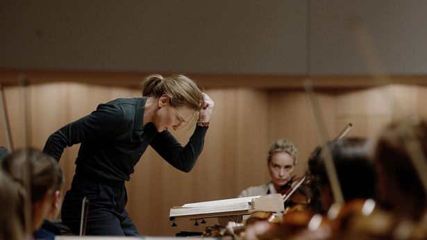 ドイツの有名オーケストラで女性初の首席指揮者に任命されたリディア・ターの物語を描いている『TAR/ター』