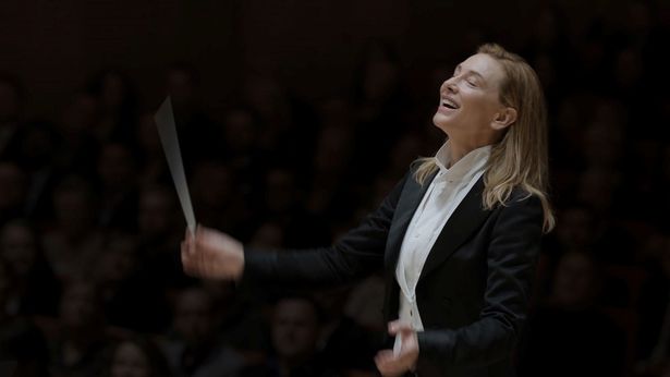 【写真を見る】ドイツの有名オーケストラで女性初の首席指揮者に任命されたリディア・ターを演じたケイト・ブランシェット