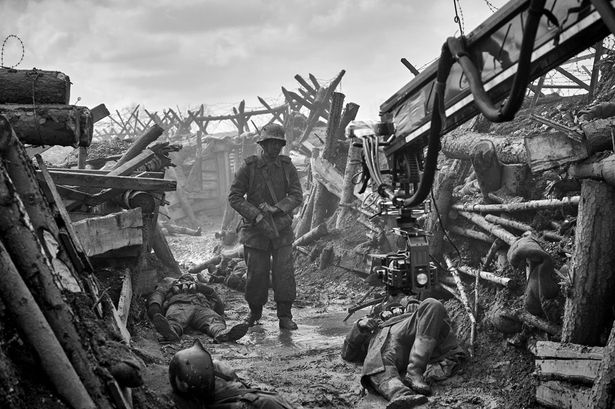 『西部戦線異状なし』は第一次世界大戦末期を舞台に、理想に燃える若きドイツ人兵士のパウル・ボイマー(フェリックス・カマラー)の物語を描いている