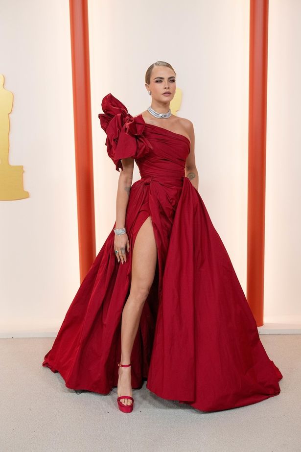 エリー・サーブの真っ赤なドレスを着用したカーラ・デルヴィーニュ