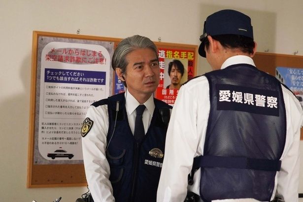 愛媛県警による裏金作りを告発した、現在は警察ジャーナリストとして活動する仙波敏郎を吉岡秀隆が演じる