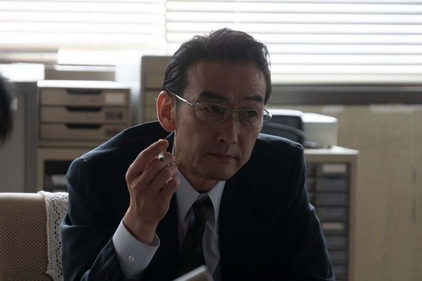 吹越満演じる凄腕のベテラン弁護士、秋田真志