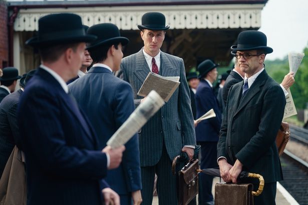 蒸気機関車に乗って職場へ向かう英国紳士たち(『生きる LIVING』)