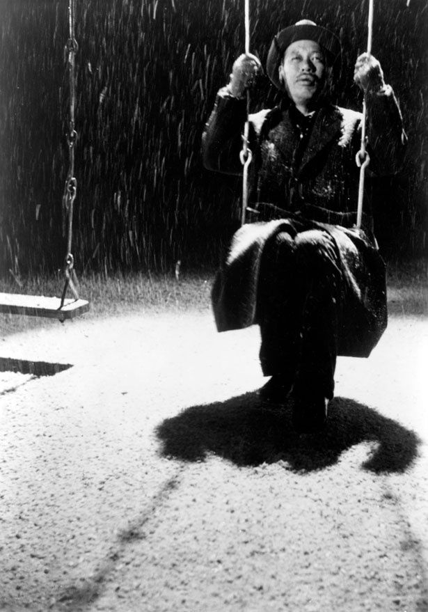 【写真を見る】黒澤明監督作では『羅生門』『七人の侍』にも出演した志村喬が演じる『生きる』の主人公、渡邊勘治