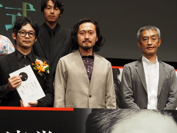 左から山崎樹一郎監督、主演のカン・ユンス、ドキュメンタリー監督の大島新