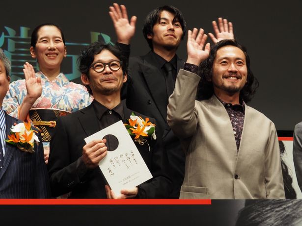  【写真を見る】受賞を喜ぶ『やまぶき』の山崎樹一郎監督と出演キャストたち