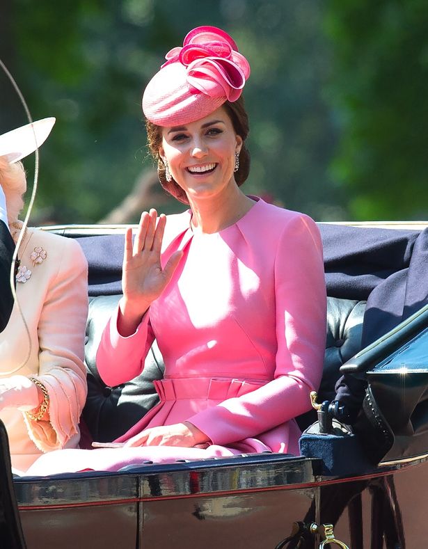 エリザベス女王の誕生祝の式典で着ていたピンク色のワンピース
