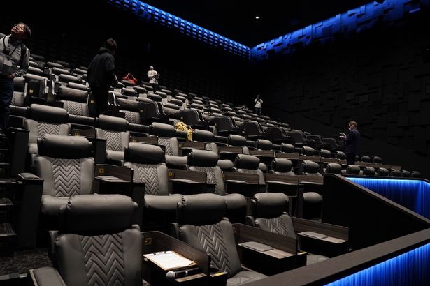 【写真を見る】映画に没入するための空間がここに！109シネマズプレミアム新宿のシアター内の様子