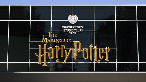 「ワーナー ブラザース スタジオツアー東京 ‐メイキング・オブ ハリー・ポッター」は、シリーズの製作の裏側を実際に体験できるウォークスルー型のエンタテインメント施設