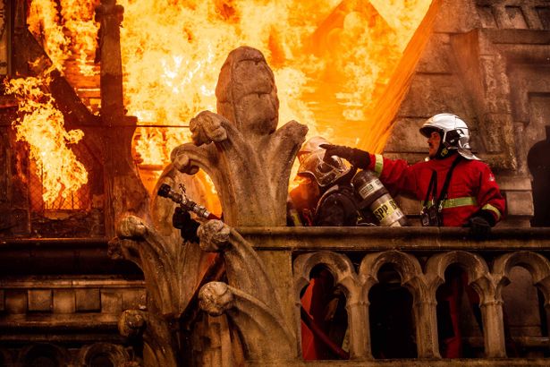 燃え上るノートルダム大聖堂に挑む消防士たちの姿を捉えた