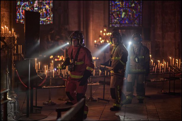 ノートルダム大聖堂という建造物だけではなく、中に保管された数々の歴史遺産も救出しなくてはならない消防士たち