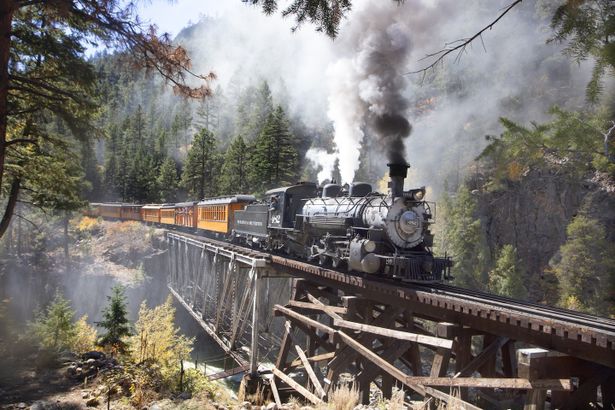 コロラド州のサンファン山脈を巡回するデュランゴ・アンド・シルバーとん狭軌鉄道