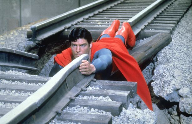 正義の味方となったスーパーマンの活躍を描く