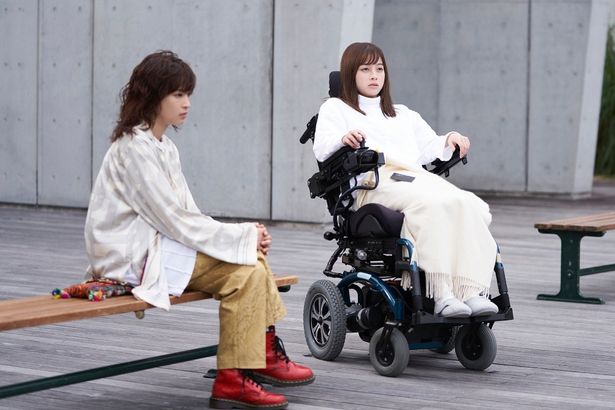 テレビシリーズで敵として登場した朋美(橋本環奈)は警察病院に収監されている