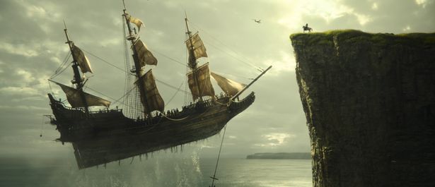 【写真を見る】主要キャラクターやフック船長の海賊船を映した場面写真が到着